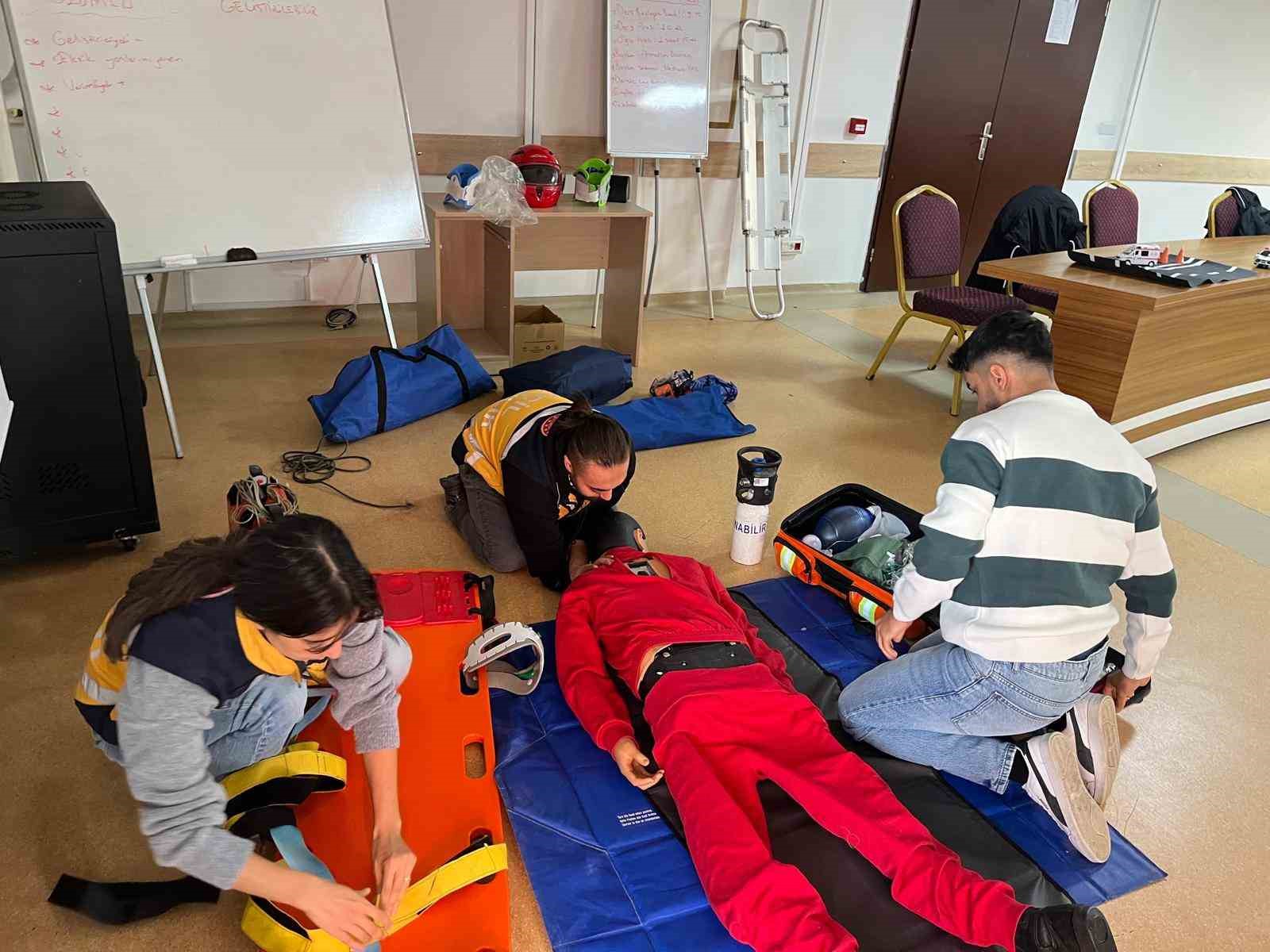 Acil sağlık personeline eğitim verildi