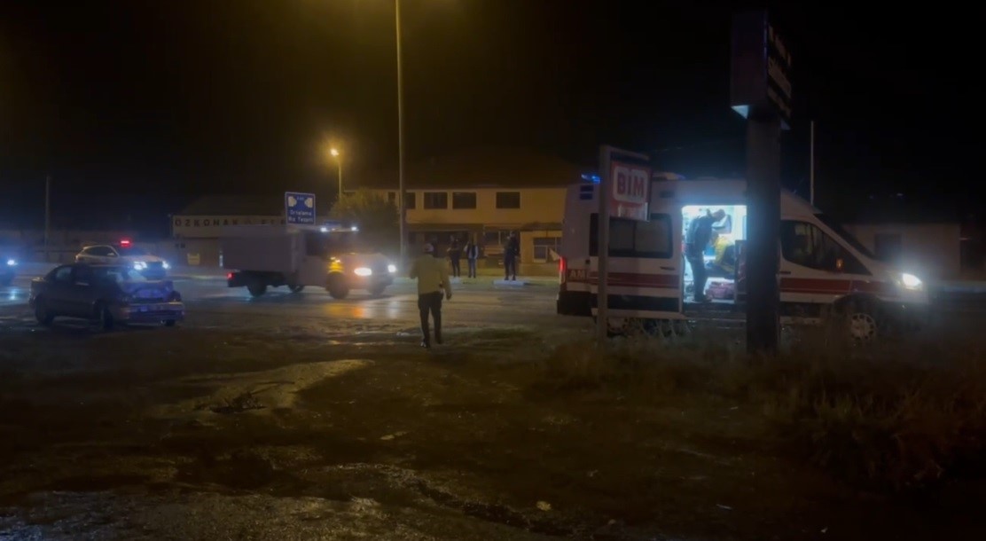 Erzincan’da yolcu otobüsü ile otomobil çarpıştı: 1 yaralı
