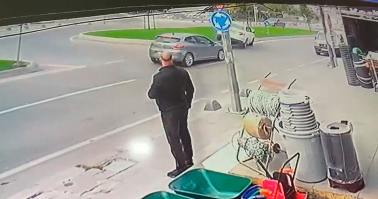 Otomobil refüje çıktı, kavşaktan dönerek yoluna devam etti