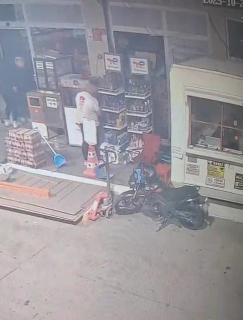 Görevlinin yanı başındaki rahat hırsızlar pes dedirtti