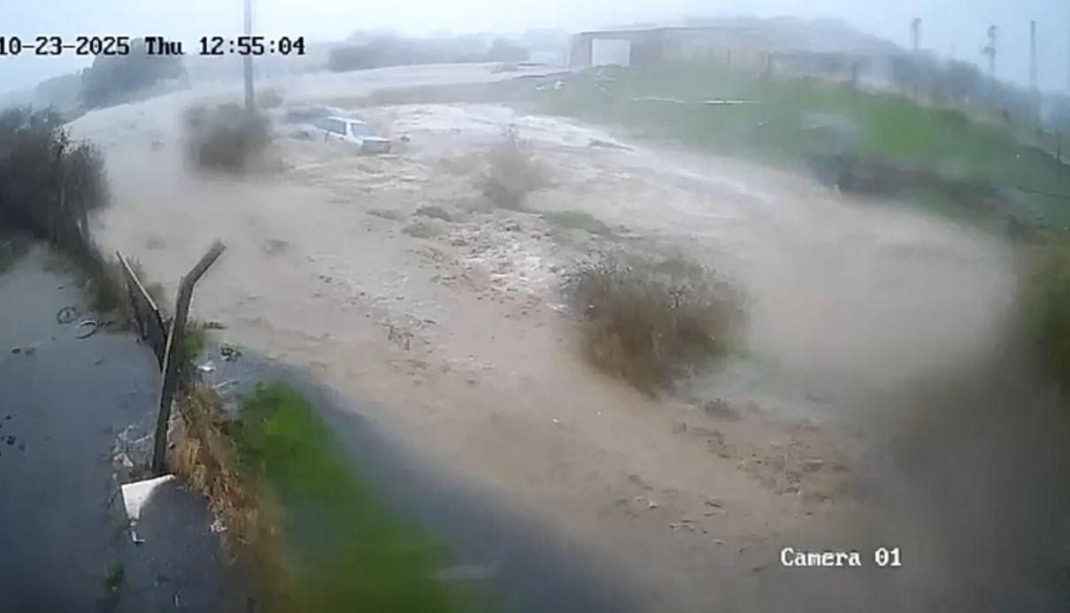 Foça’da Kaptanoğlu’nun aracının sele kapıldığı anlar