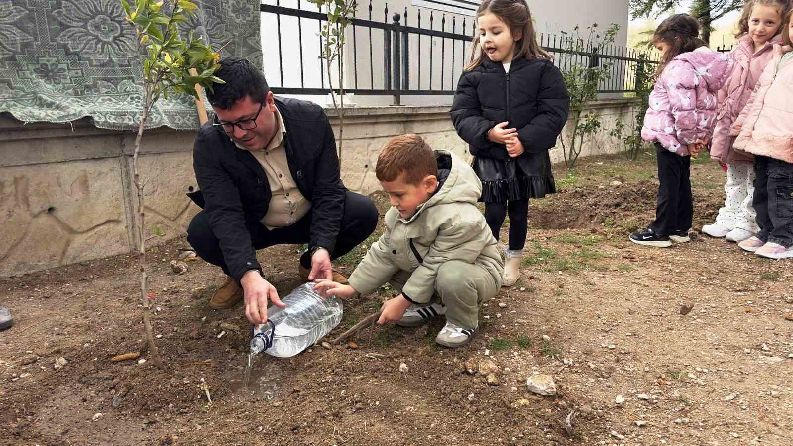 Nasıl fidan dikileceği minik öğrencilere uygulamalı olarak anlatıldı