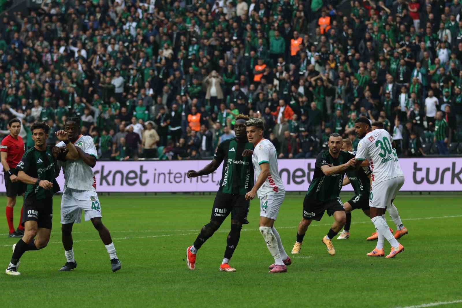 Trendyol Süper Lig: Kocaelispor: 0 - Alanyaspor: 0 (İlk yarı)