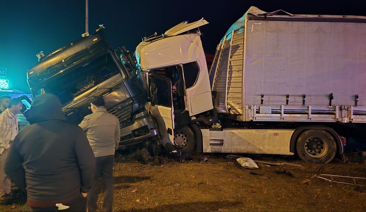 Amasya’da 2 tır kavşakta çarpıştı: 3 yaralı