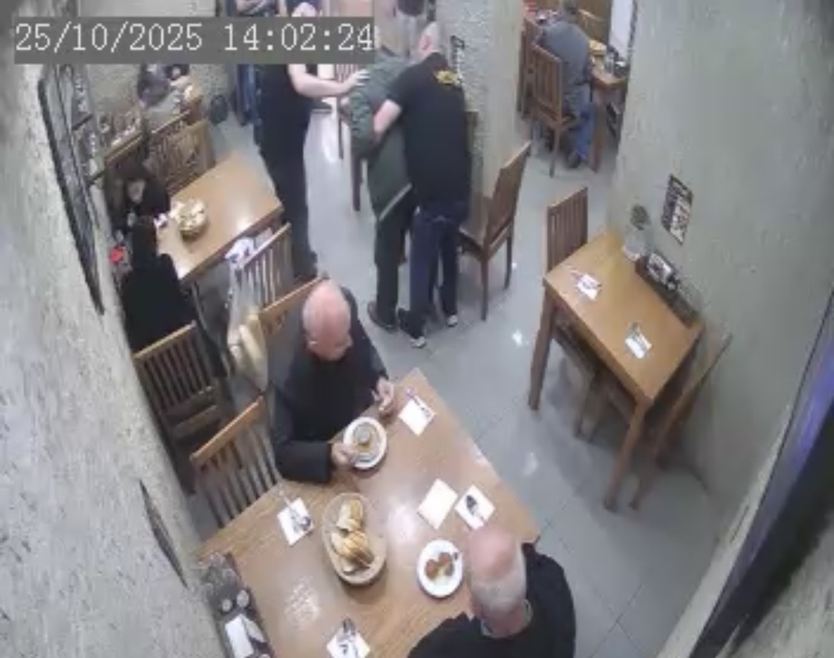 Lokantada Heimlich manevrasıyla müşterinin hayatını kurtardı