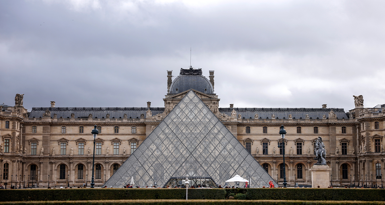 Louvre Müzesi'ndeki değerli mücevherlerin Fransa Merkez Bankası'na taşındığı iddiası