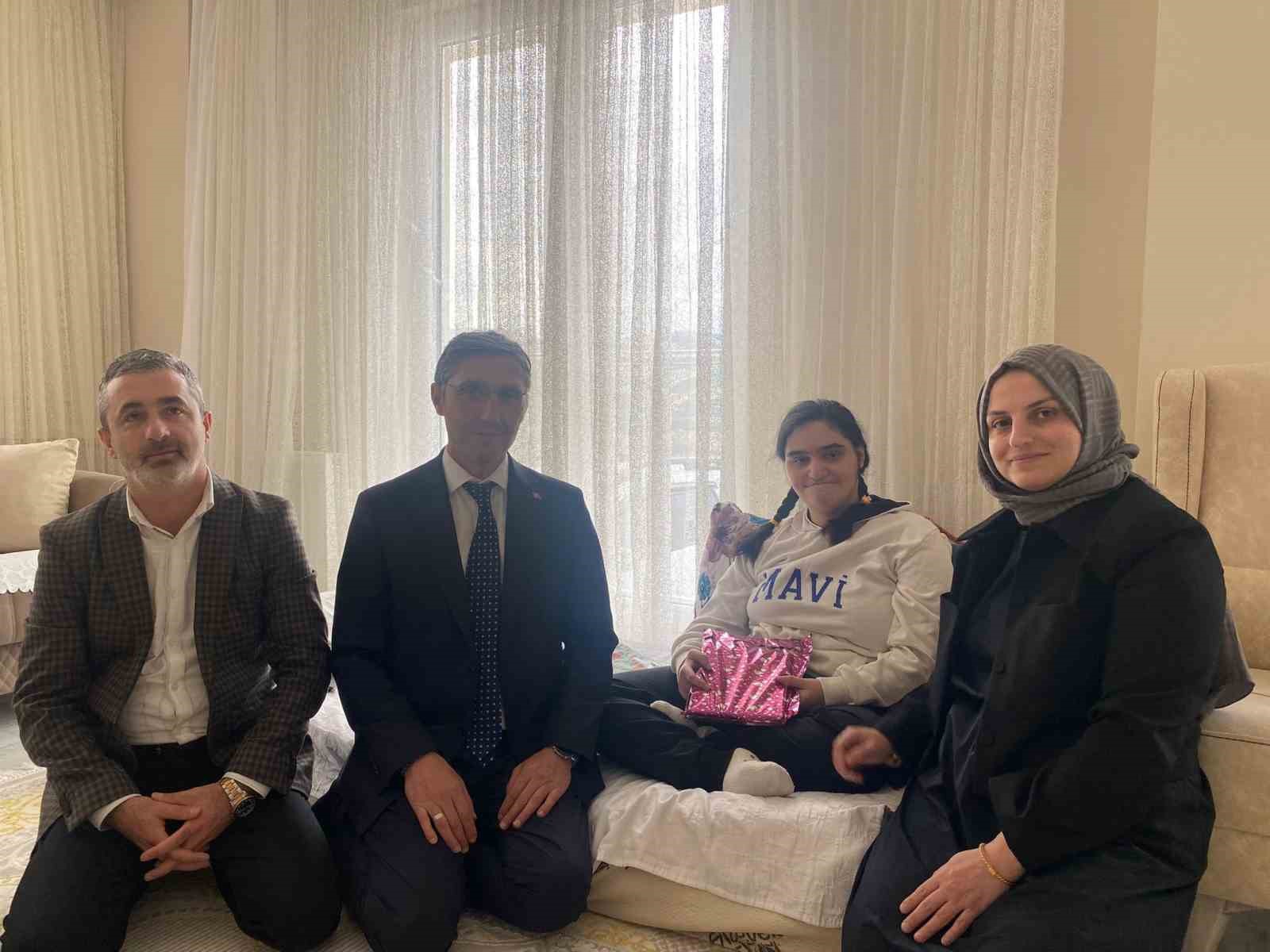 Evde eğitim hizmeti alan öğrenciye moral desteği