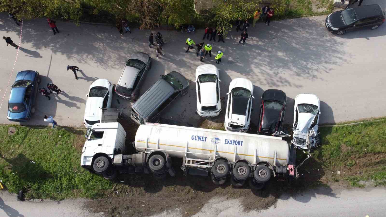 Balıkesir’de yağ tankeri devrildi, 7 araç hasar gördü