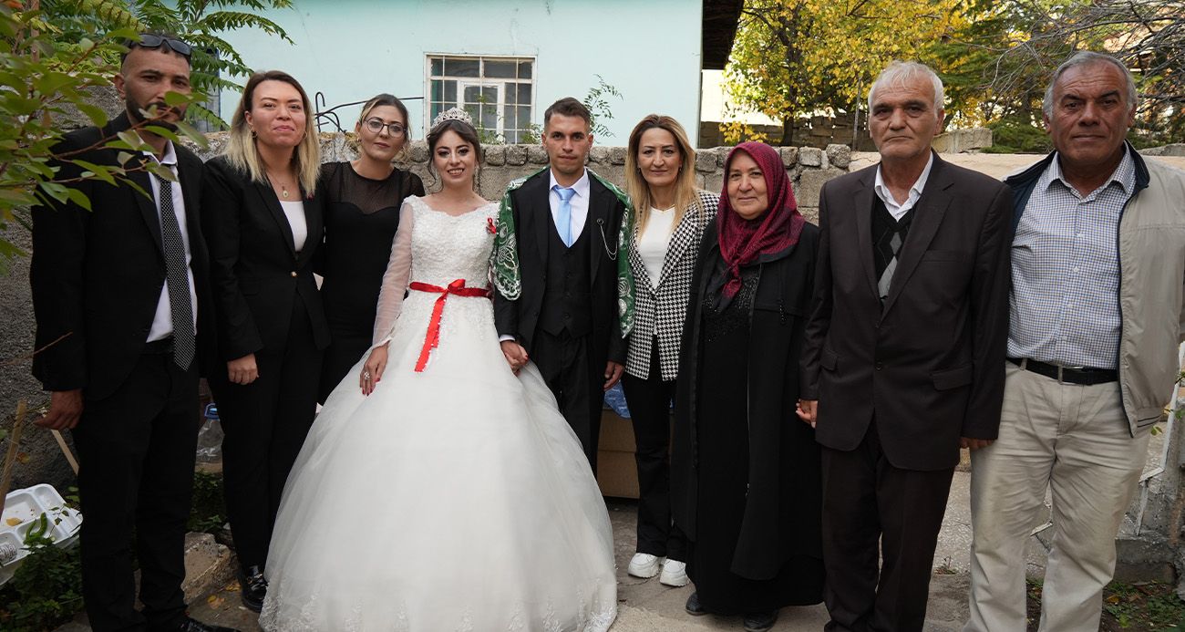 Hacca gidemeyen yaşlı çift birikimleriyle gençlerin düğün hayalini gerçeğe dönüştürdü