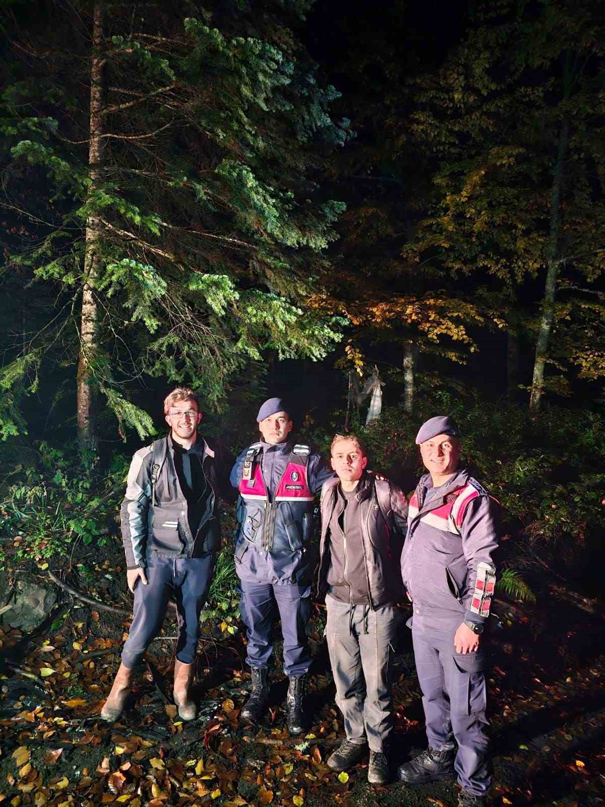 Mantar toplarken ormanda kaybolan 2 genci ekipler kurtardı