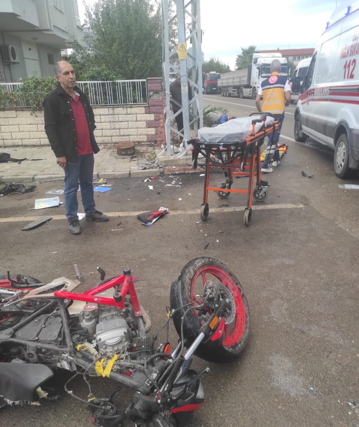 Servisle çarpışan motosikletteki 16 yaşındaki çocuk öldü