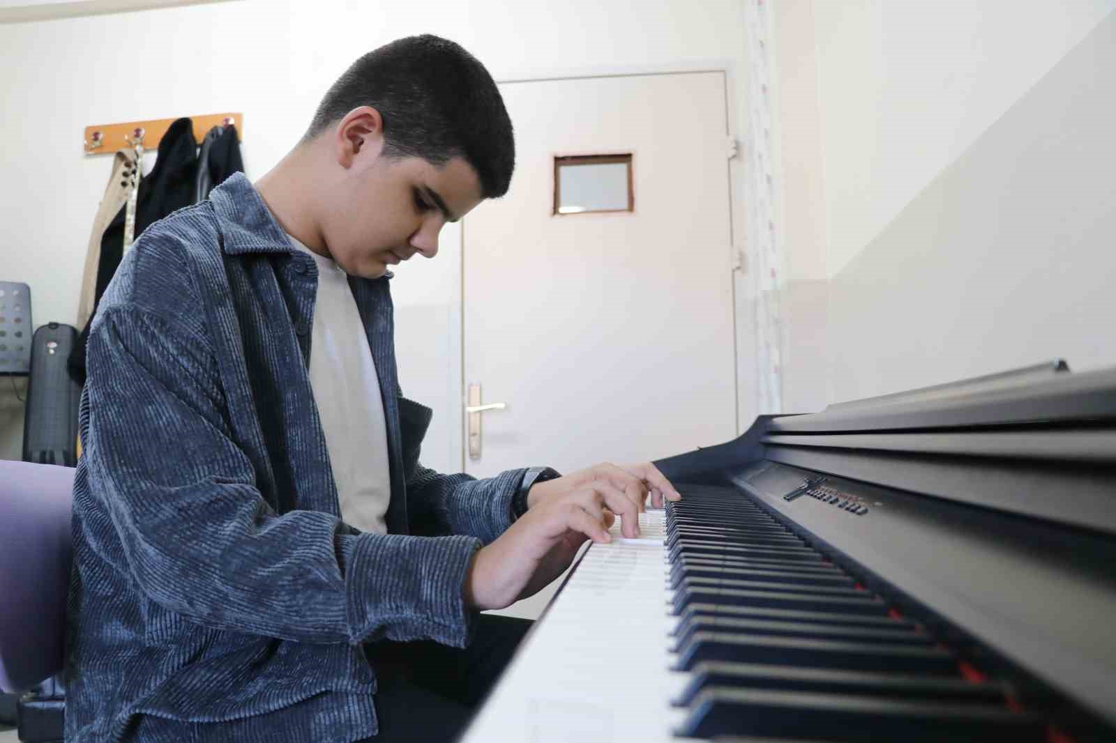 Gözleri görmüyor ama kalbiyle görüyor, sesliyle büyülüyor