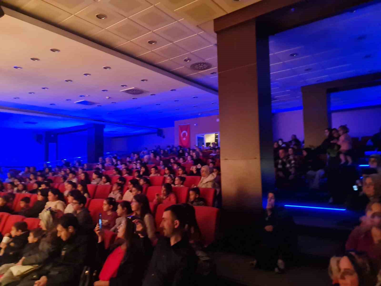 Sincan Belediyesinden Tiyatro Şöleni