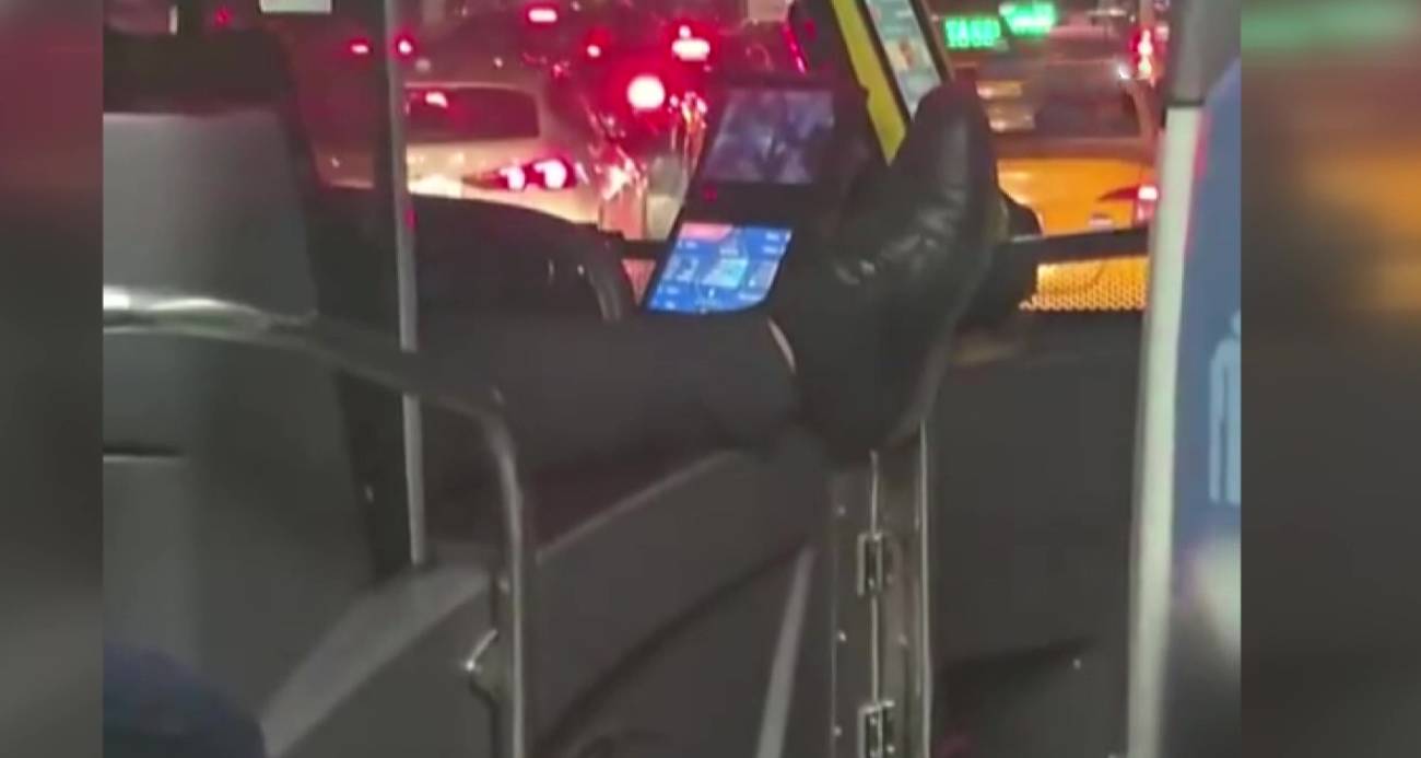 İETT otobüsünde şok eden olay kameraya yansıdı: Şoför ayağını akbil basma alanına uzatarak araç kullandı