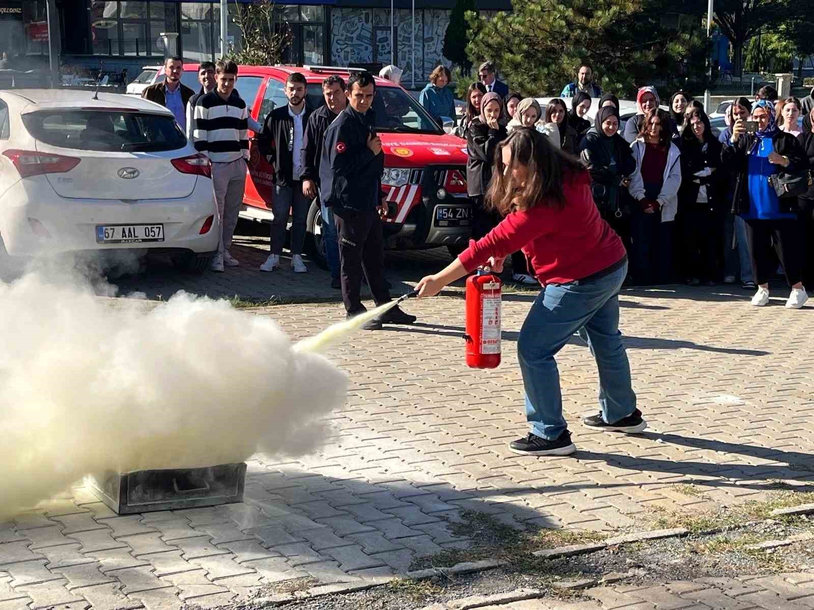Üniversite öğrencileri yangına karşı tatbikatla bilinçlendirildi