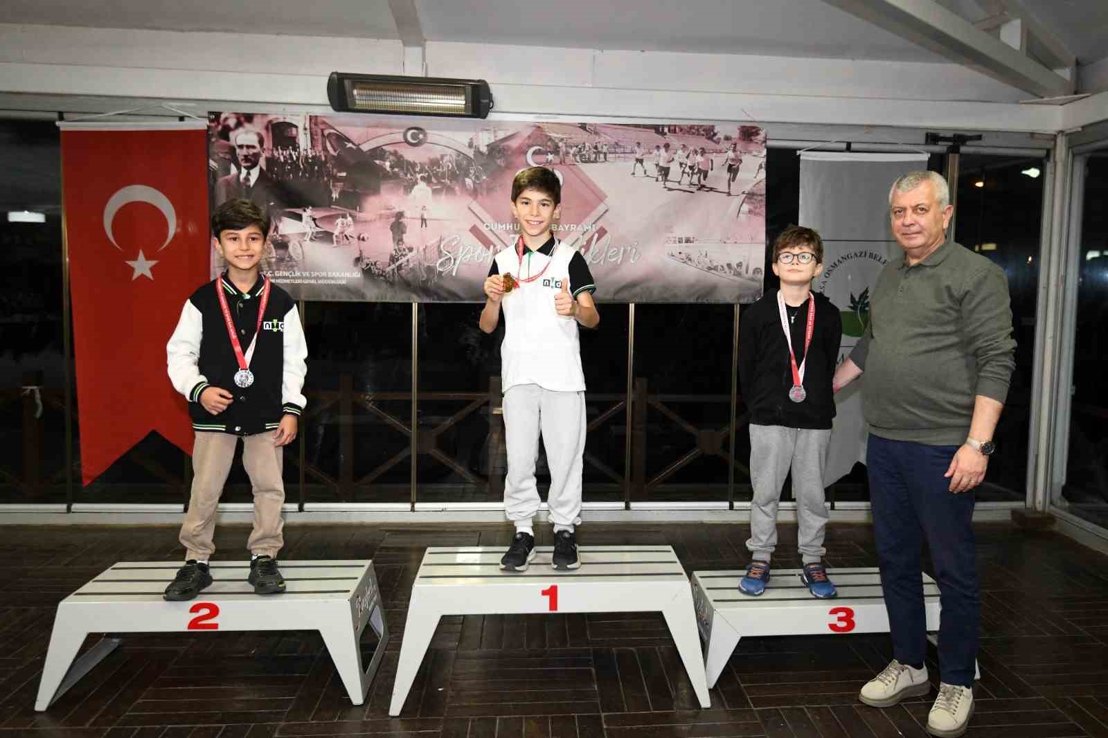 Osmangazi’de minik satranç ustaları kupalarına kavuştu