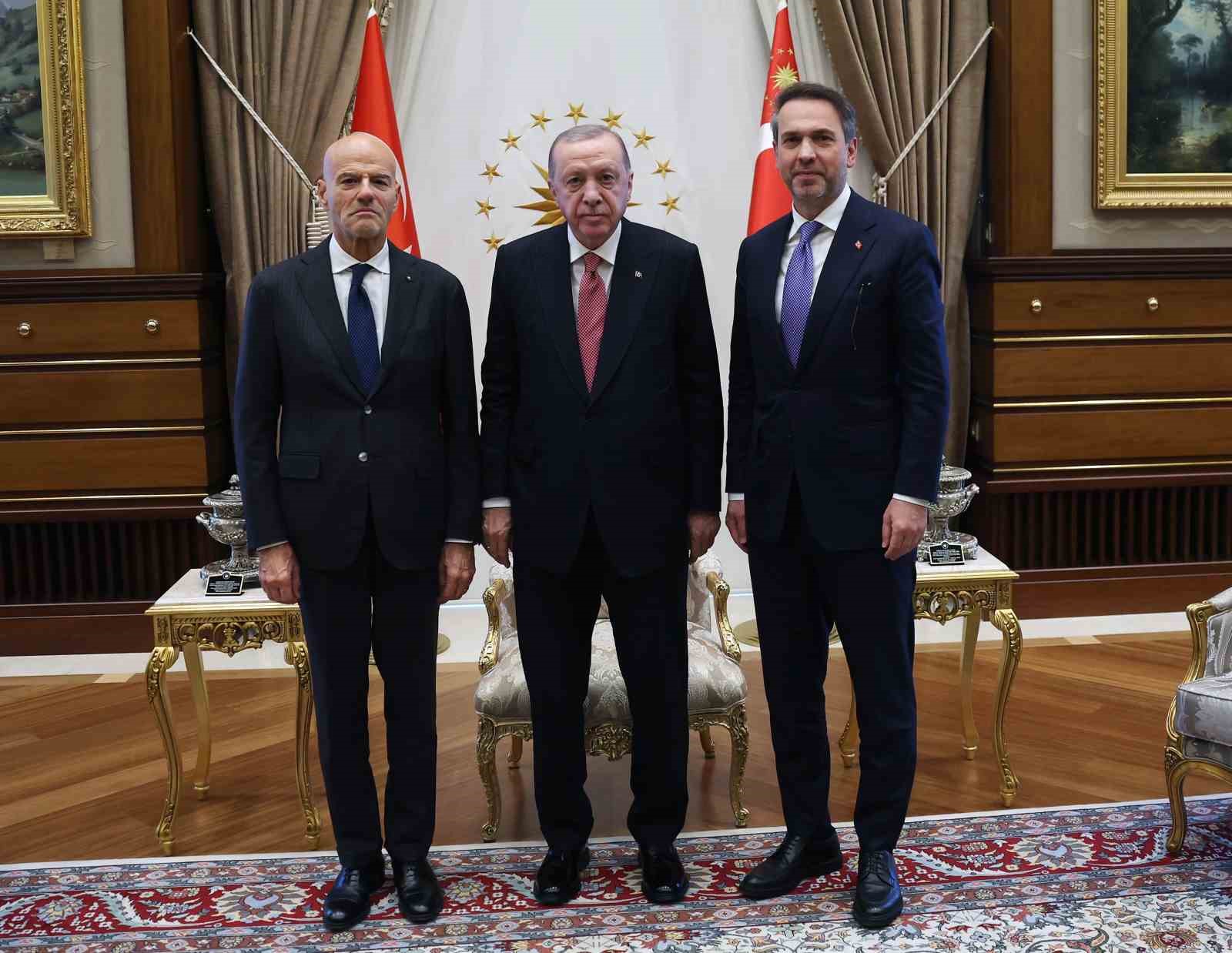 Cumhurbaşkanı Erdoğan, İtalya Milli Hidrokarbon Ajansı Başkanı Descalzi’yi kabul etti