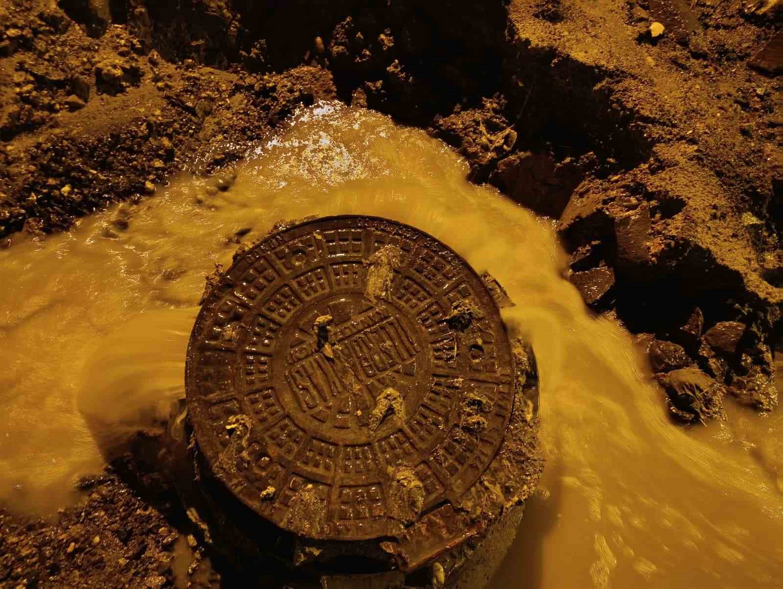 Tekirdağ’da sağanak yağışta altyapı çöktü, rögarlar taştı