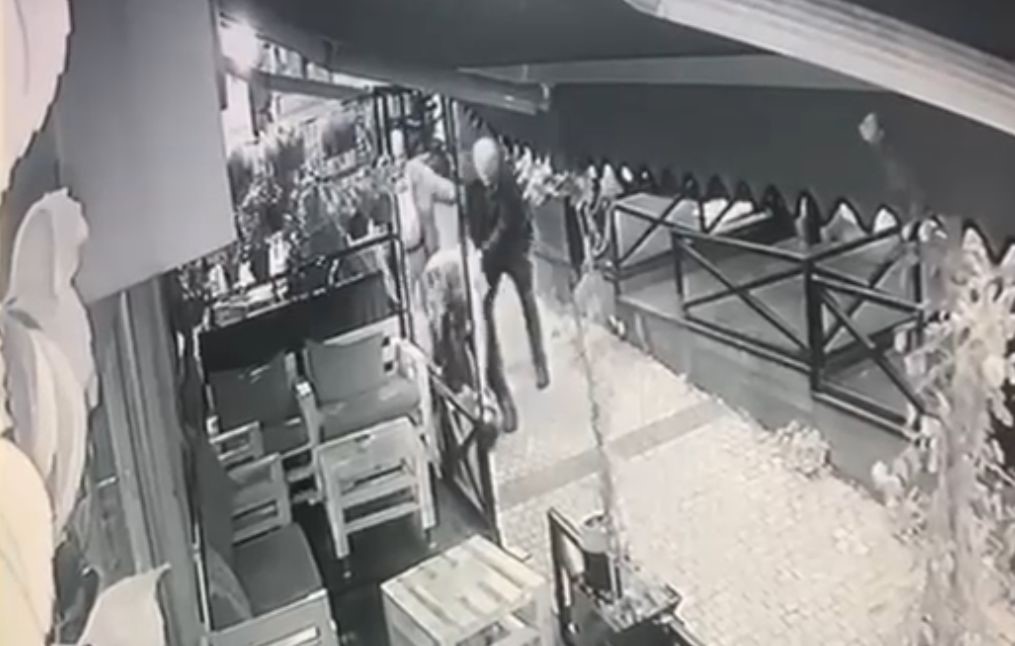 Bursa’da mekana alınmayan alkollü şahıs dehşet saçtı: 4 yaralı