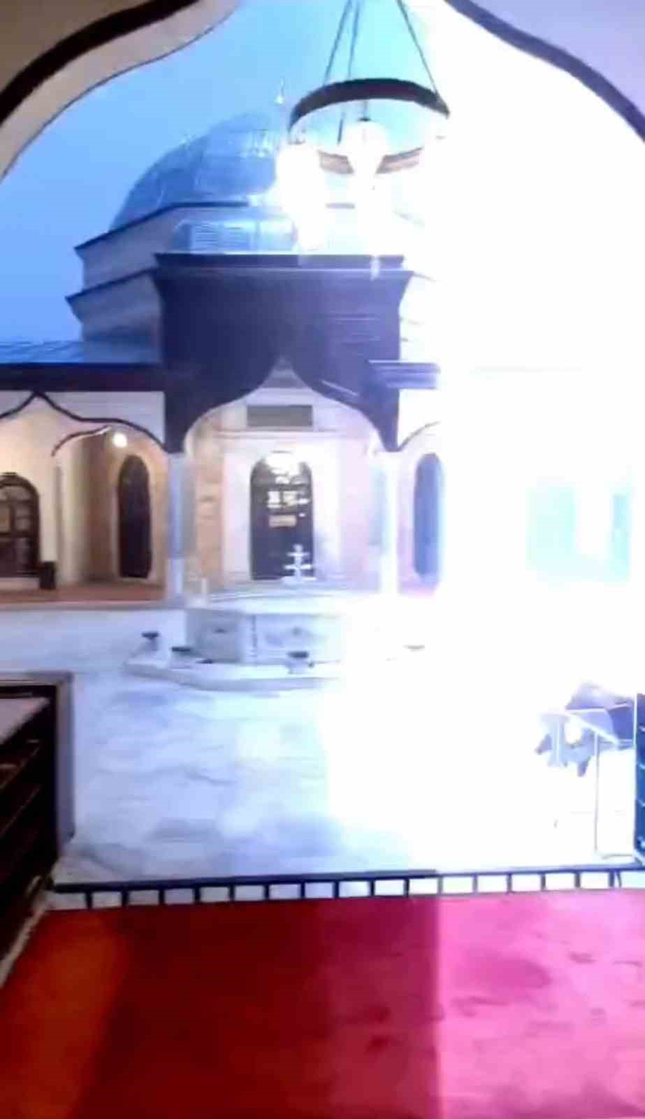 596 yıllık tarihi caminin kubbesine böyle yıldırım düştü