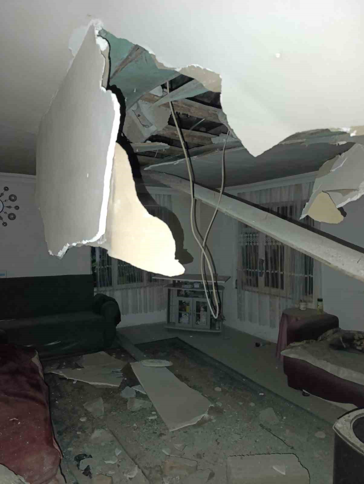 Depremde Gördes’te bir evin tavanı çöktü