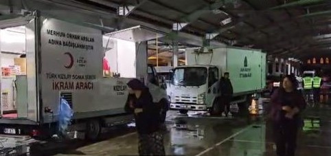 Depremin ardından gelen yağış, sokakta bulunan vatandaşlara zor anlar yaşattı