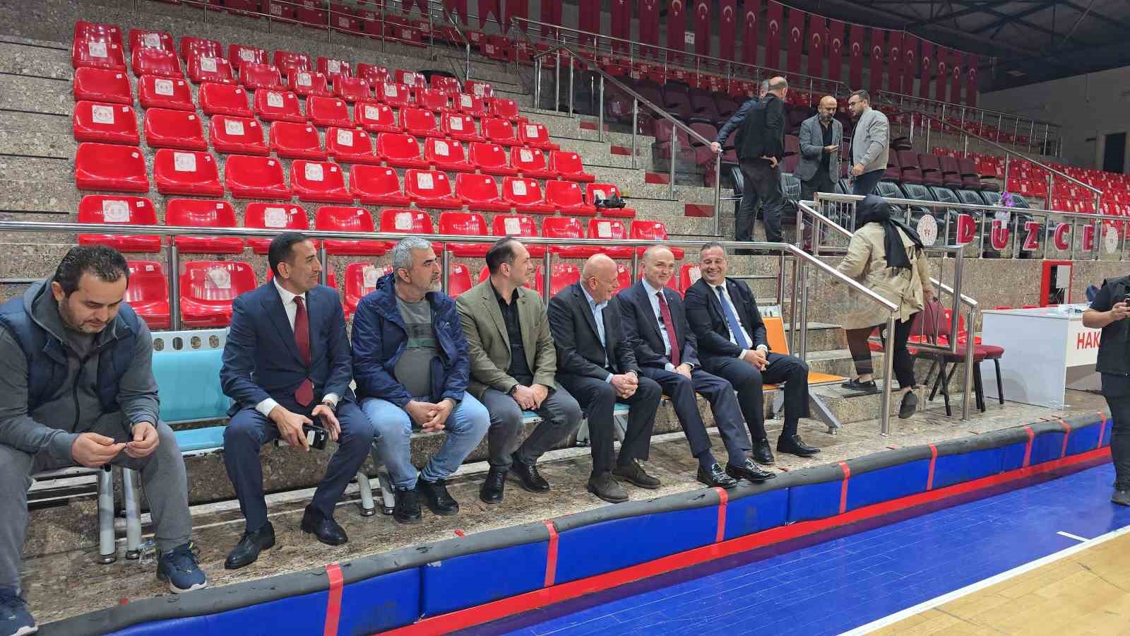 Başkan Özlü voleybolcuların ağzını tatlandırdı