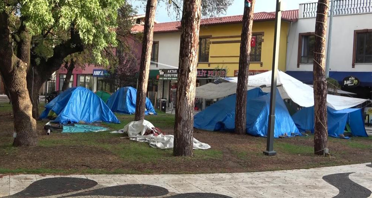 Sındırgı’da depremin ardından halk geceyi sokakta ve çadırlarda geçirdi