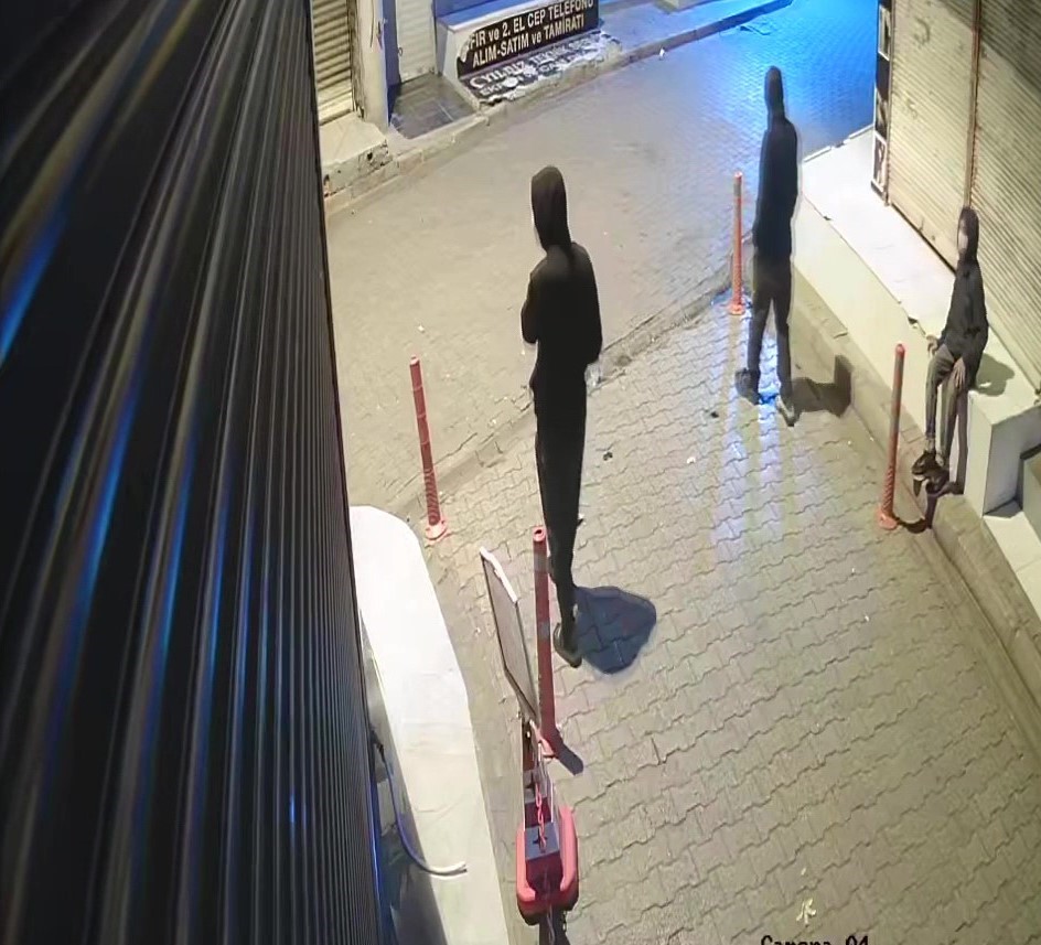 Adana’da 3 kardeşin soygunu kamerada