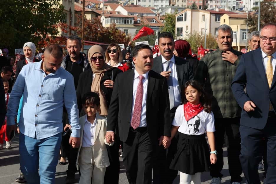 Vali Çiçek daveti çevirmedi anaokulu öğrencilerinin Cumhuriyet coşkusuna katıldı