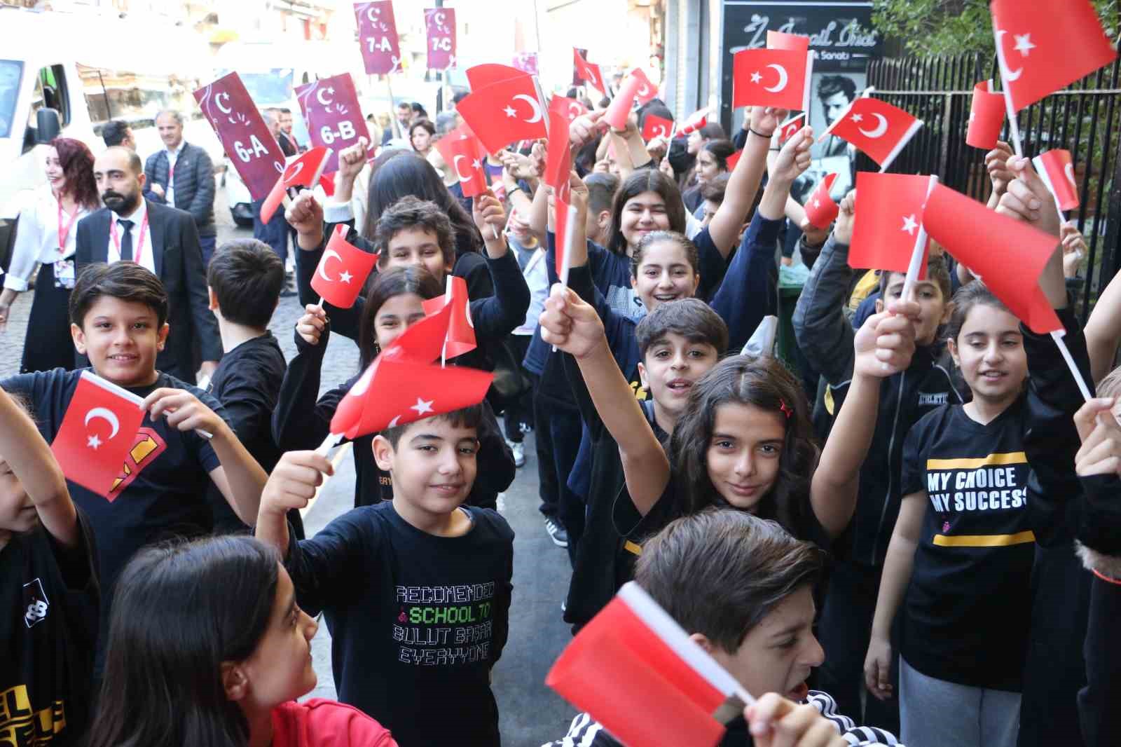 Türk bayrağını kapan sokağa çıktı, minik öğrenciler cumhuriyeti kutladı