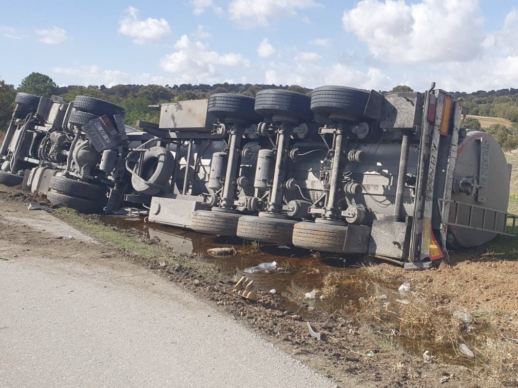 Uşak’ta tır yan yattı: 1 yaralı