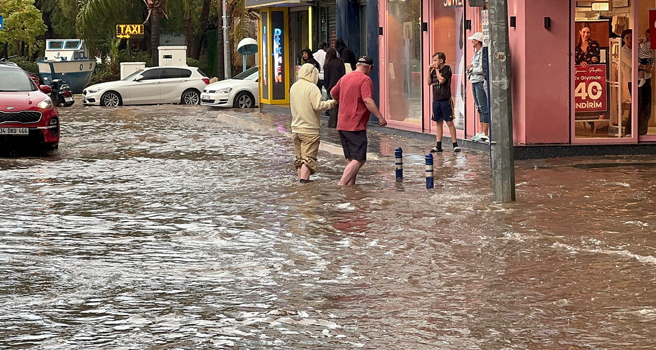 Fethiye sağanak yağışa teslim oldu, ev ve iş yerleri sular altında kaldı