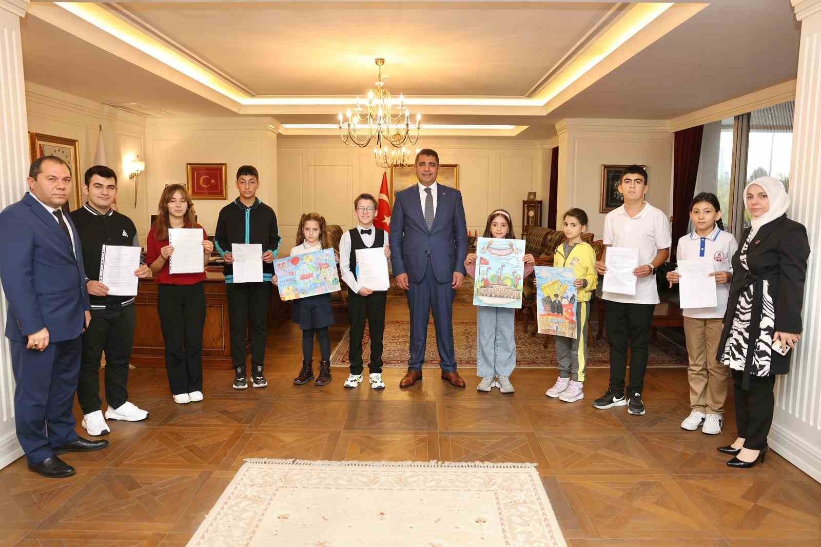 Vali Aslan, yarışmada dereceye giren çocukları ağırladı