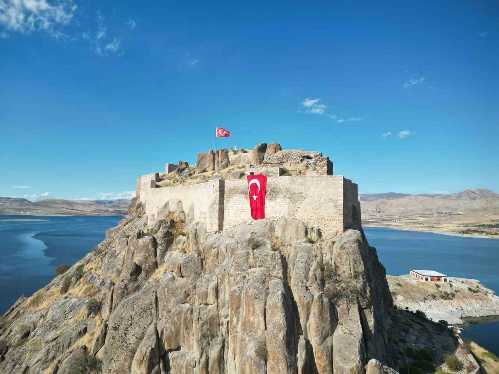 Tarihi kalenin surlarına 50 metrekarelik dev Türk bayrağı asıldı