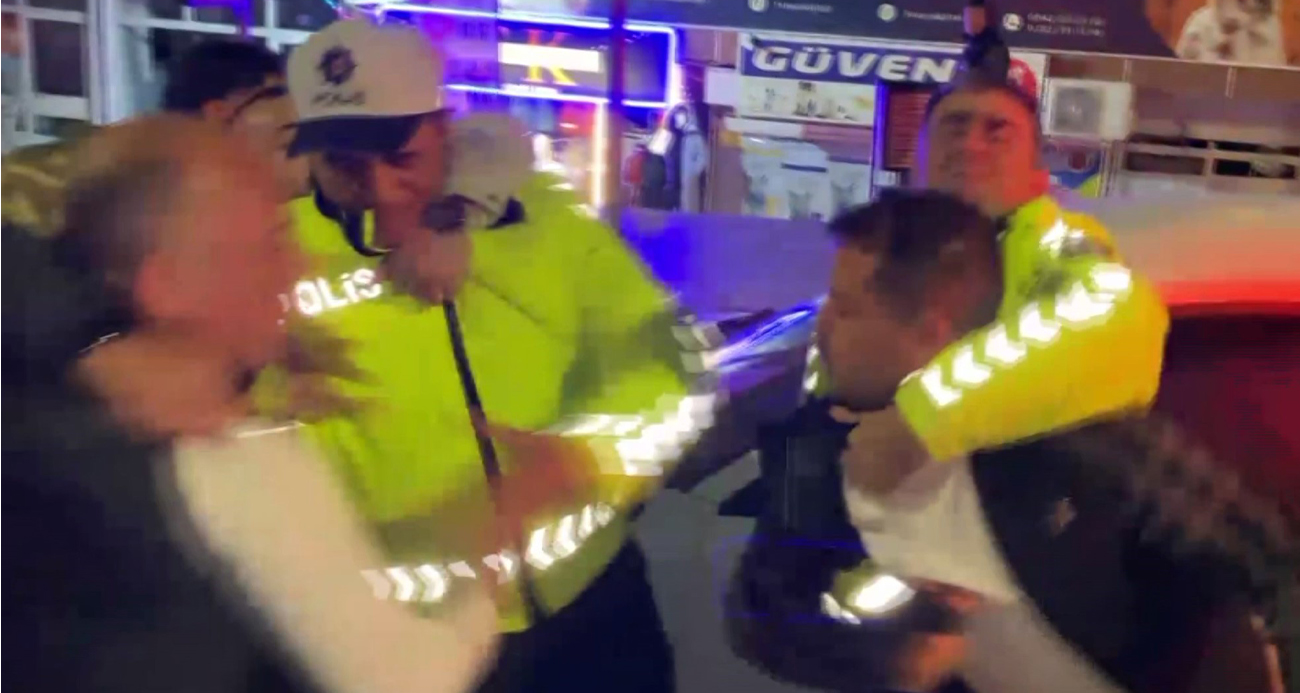 Alkollü sürücü ve yakınları polise yumrukla saldırdı: O anlar kamerada