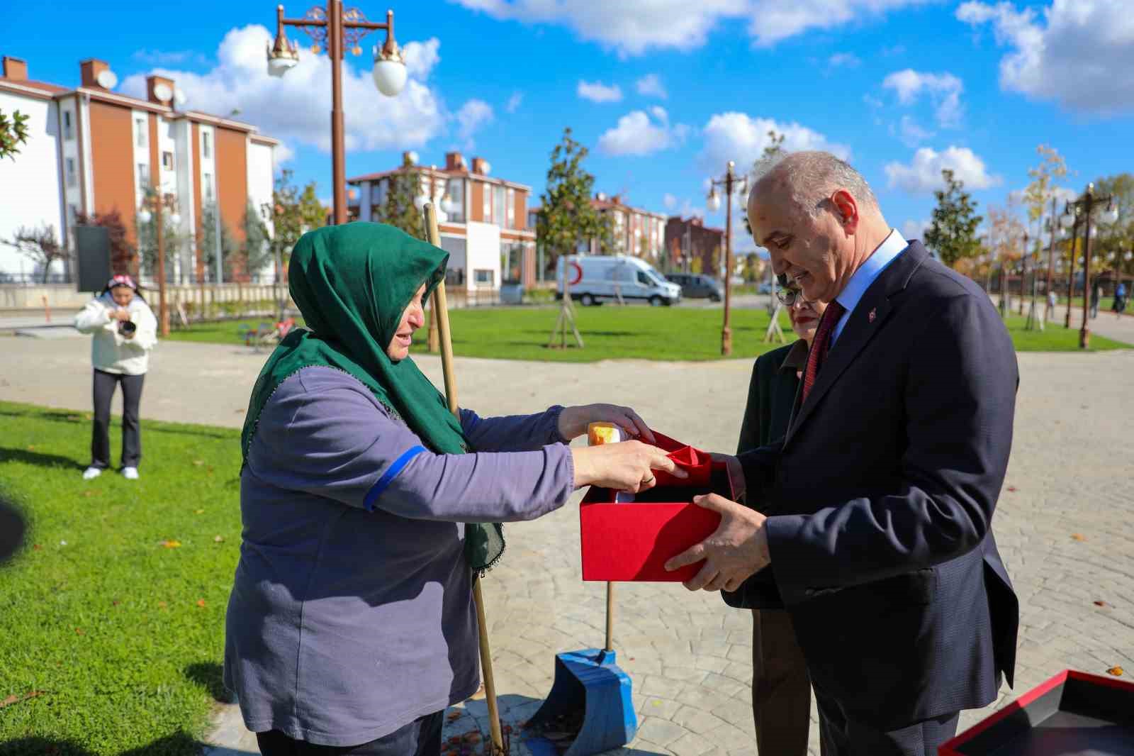 Türk bayrağını yere düşürmemek için gösterdiği duyarlılık yürekleri ısıttı