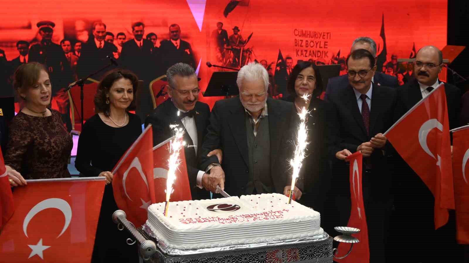Cumhuriyet ile yaşıt 102 yaşındaki Ali amca bayramını protokolde kutladı
