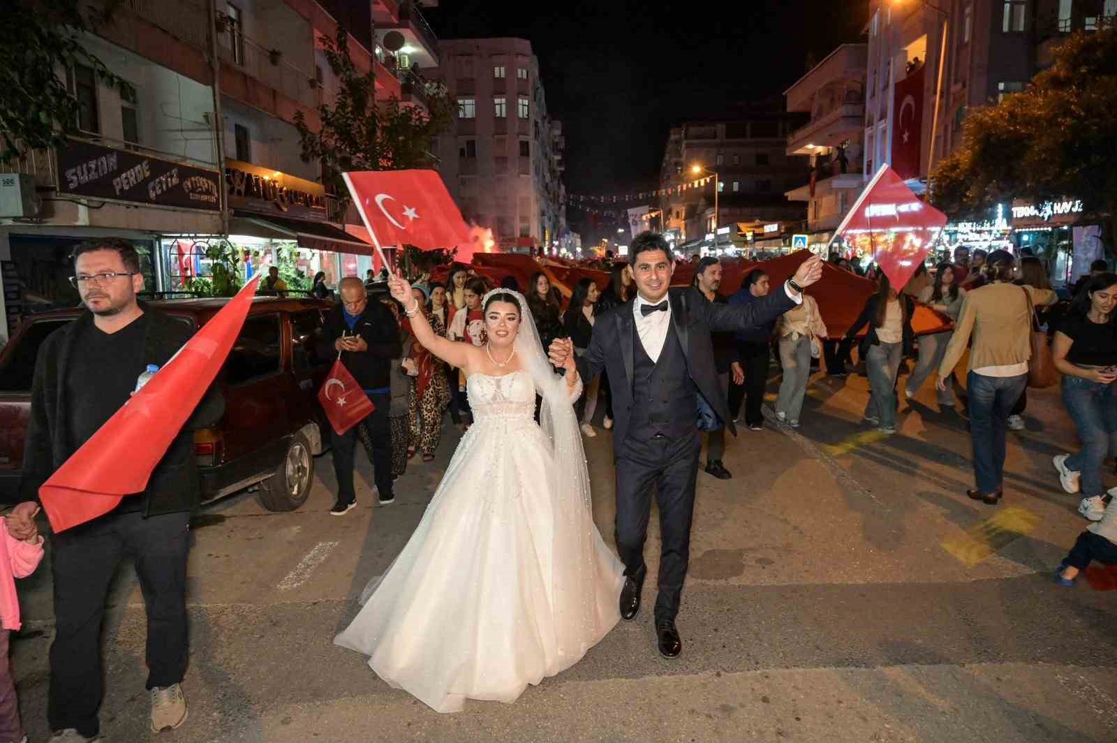 Gelinle damat düğünden önce fener alayına katıldı