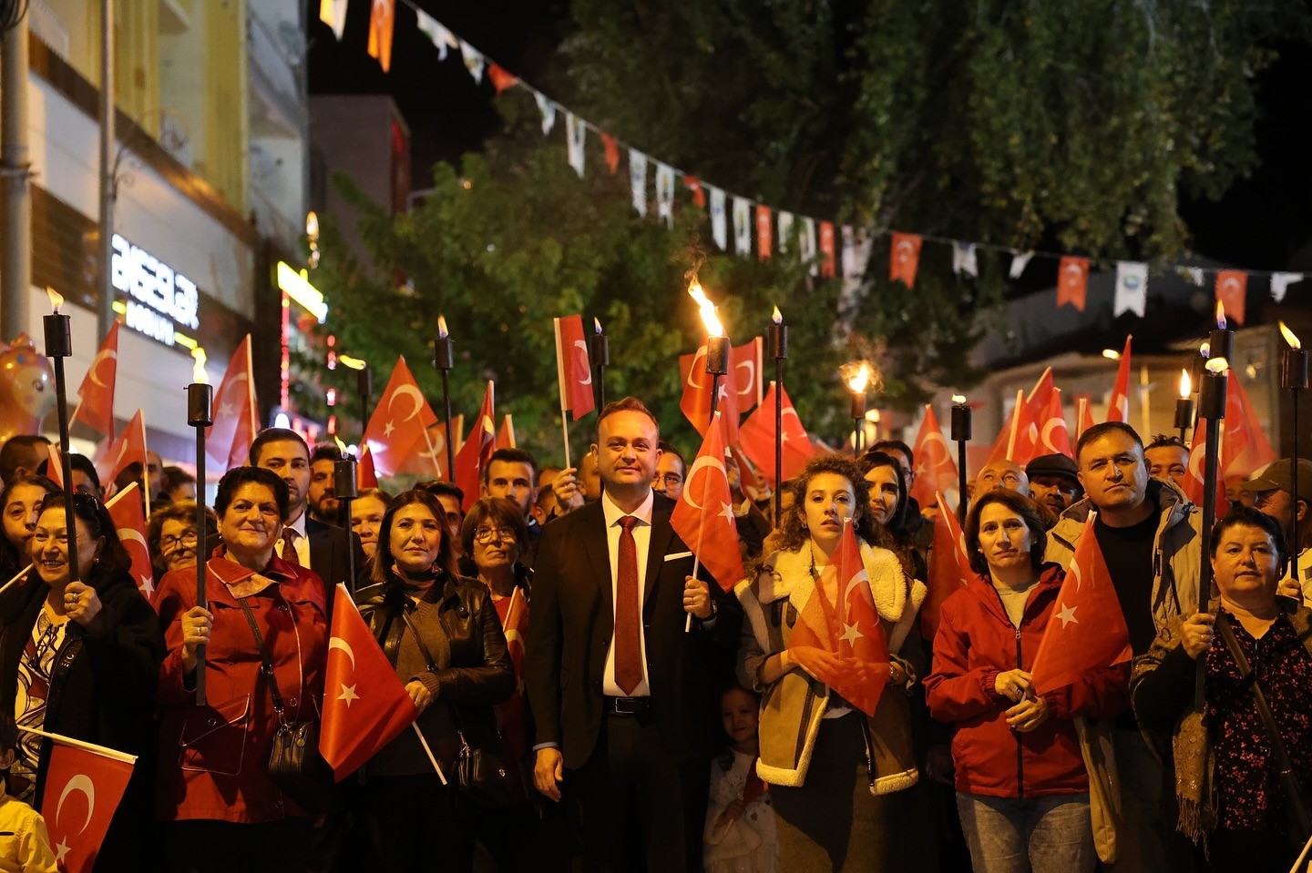 Cumhuriyetin 102. yaşı Çivril’de fener alayı ve konserle kutlandı