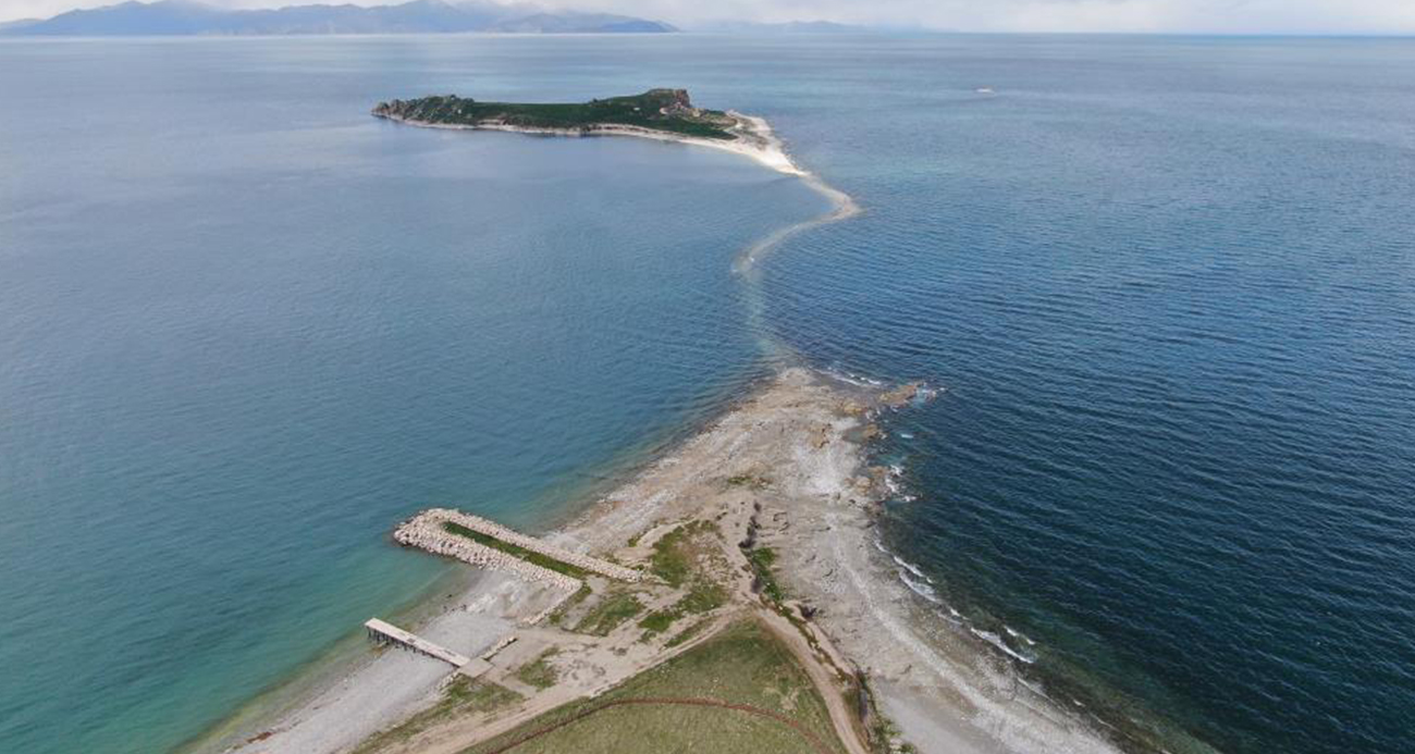 Van Gölü’nde su seviyesi düştü, Çarpanak Adası’na giden antik yol ortaya çıktı
