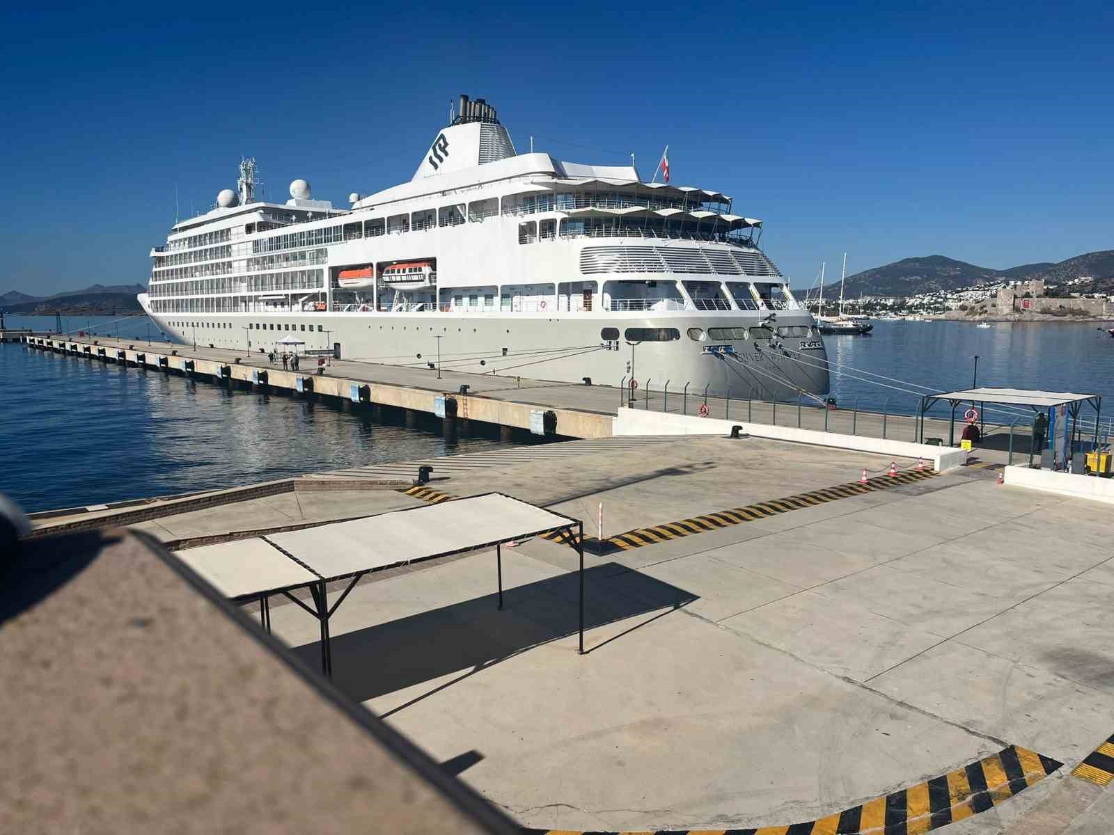 Bodrum’da kruvaziyer turizmi devam ediyor