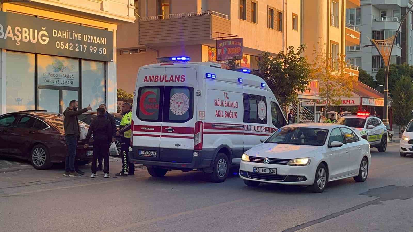 Yola kontrolsüz çıkan otomobil ile motosiklet çarpıştı: 1 yaralı