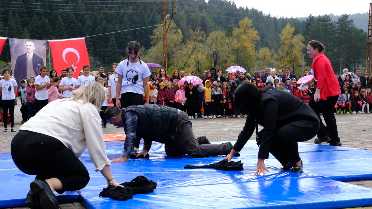 Cumhuriyet Bayramı gösterisinde duygulandıran anlar: Kızı gösteri yapabilsin diye atkısıyla minderleri kuruttu