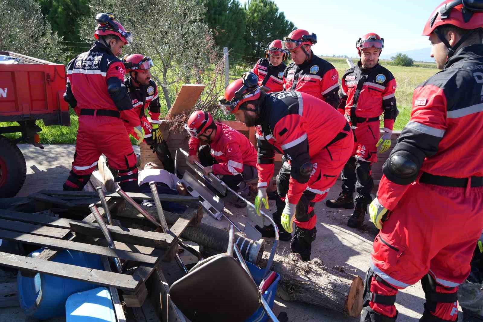 Balıkesir’deki 6.1’lik depremin ardından Koca Seyit Havalimanında ekipler kurtarma tatbikatı yaptı