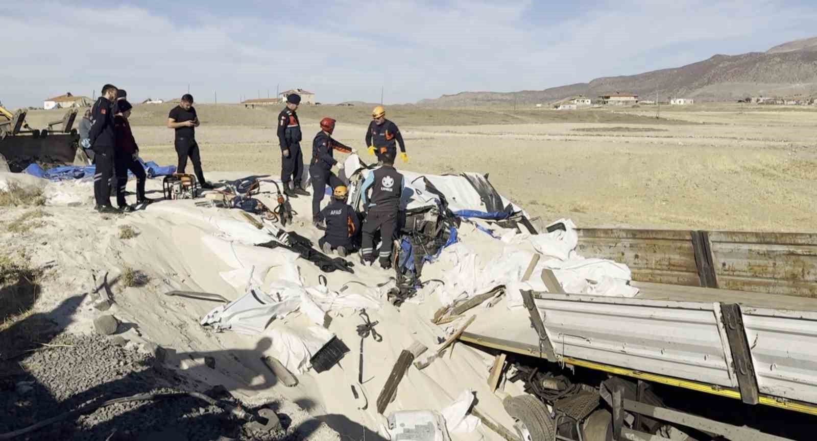 Tır şarampole düştü, sürücü kum altında kalan kabin içerisinde can verdi