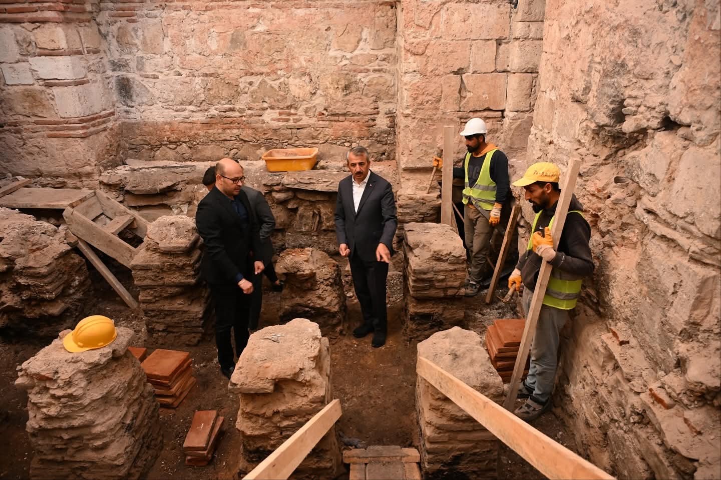 Toprak altından çıkan hazine 