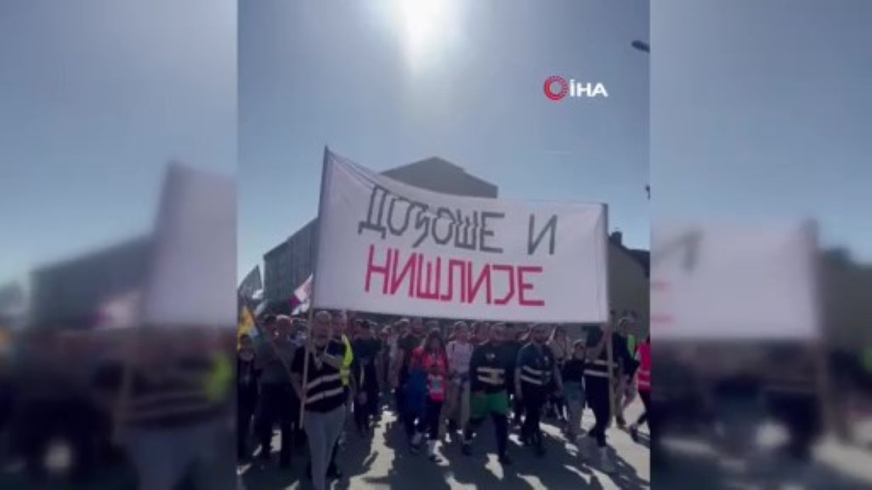 Sırbistan’da protesto hazırlığı: Yüzlerce öğrenci sokaklarda uyudu