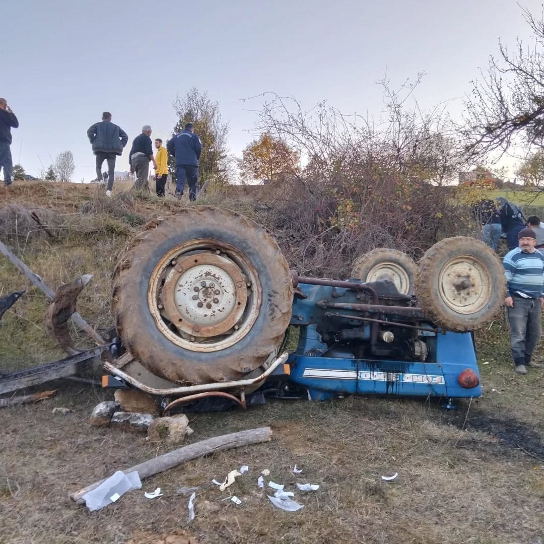 Devrilen traktörün altında kalan sürücü yaralandı
