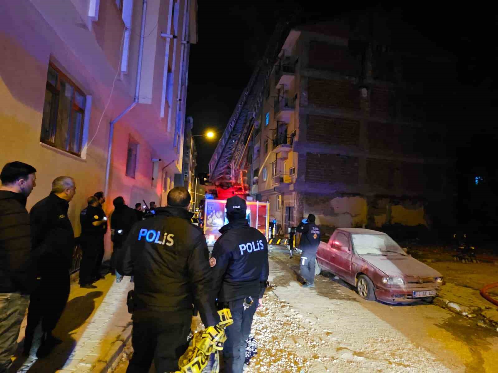 Elazığ’da çatı yangını: 1 kişi dumandan etkilendi